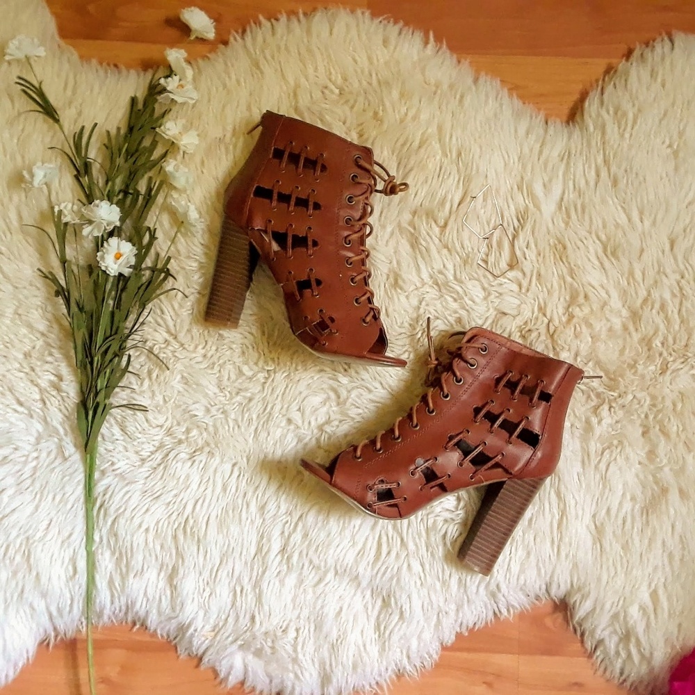 NEW Liliana laser cut heel sandals